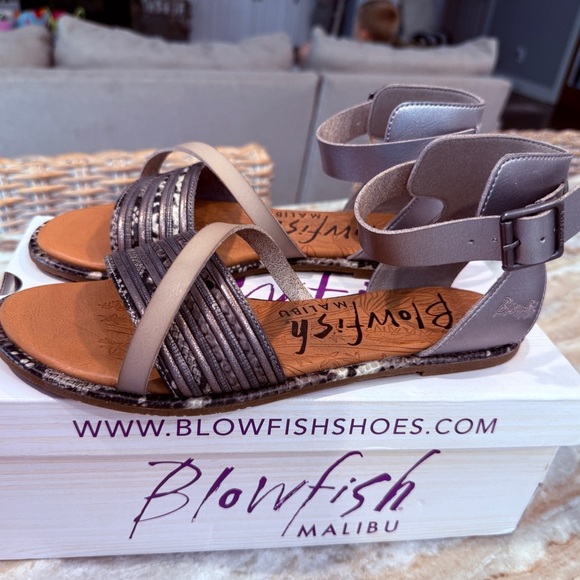 NIB Women’s BLOWFISH Rosey sandals- smoke multi/pewter color. Size 9 - Picture 6 of 8